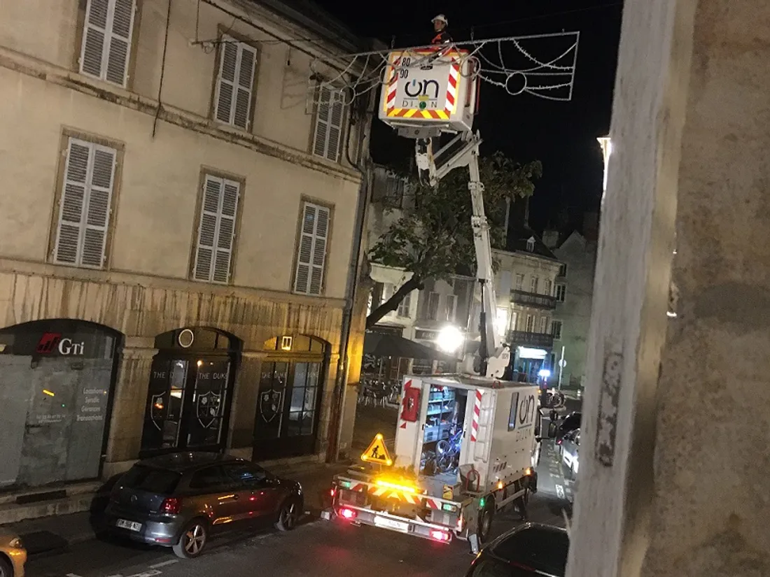 Les décorations de Noël sont installées ces jours-ci, en soirée, à Dijon 